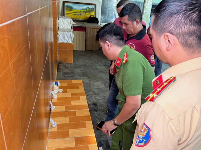 Lực lượng chức năng xét nghiệm nhanh chất ma túy đối với tài xế xe khách