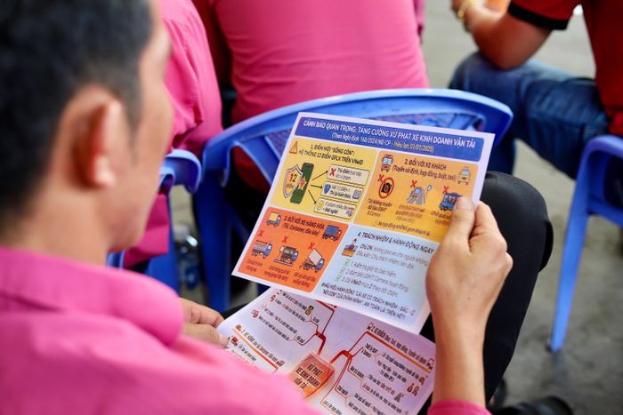 CSGT tuyên truyền, phổ biến các quy định của Luật Trật tự, an toàn giao thông đường bộ đến với tài xế, nhân viên tại nhà xe