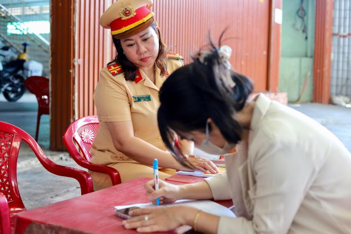 Đại diện doanh nghiệp ký cam kết chấp hành nghiêm quy định của Luật Trật tự, an toàn giao thông đường bộ