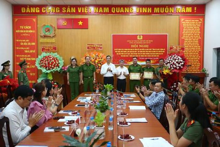 Cán bộ, chiến sỹ nhận khen thưởng trong nỗ lực phòng, chống tội phạm