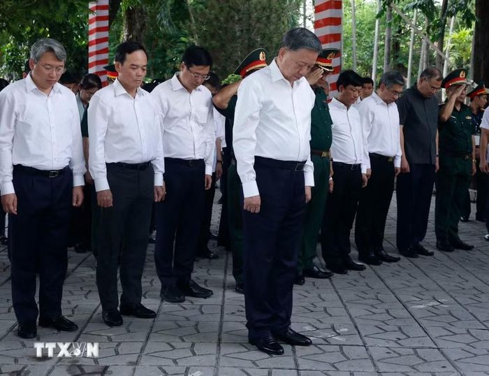Tổng Bí thư, Chủ tịch nước Tô Lâm và các đại biểu dâng hương tưởng niệm Tổng Bí thư Trần Phú. (Ảnh: Thống Nhất/TTXVN)