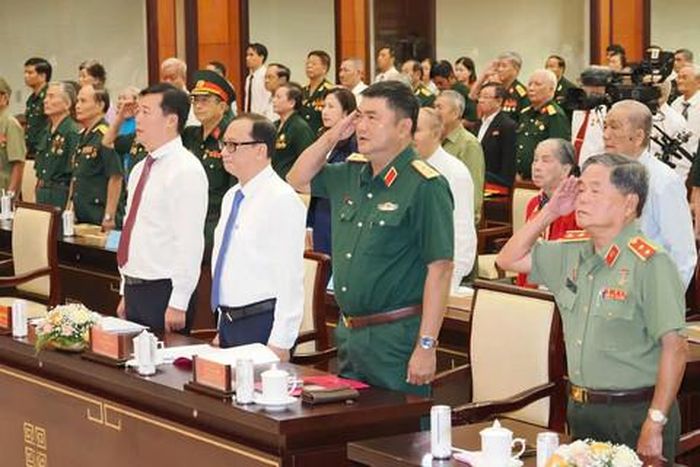 Các đại biểu tưởng nhớ các Anh hùng liệt sĩ, liệt sĩ đã hy sinh vì Tổ quốc