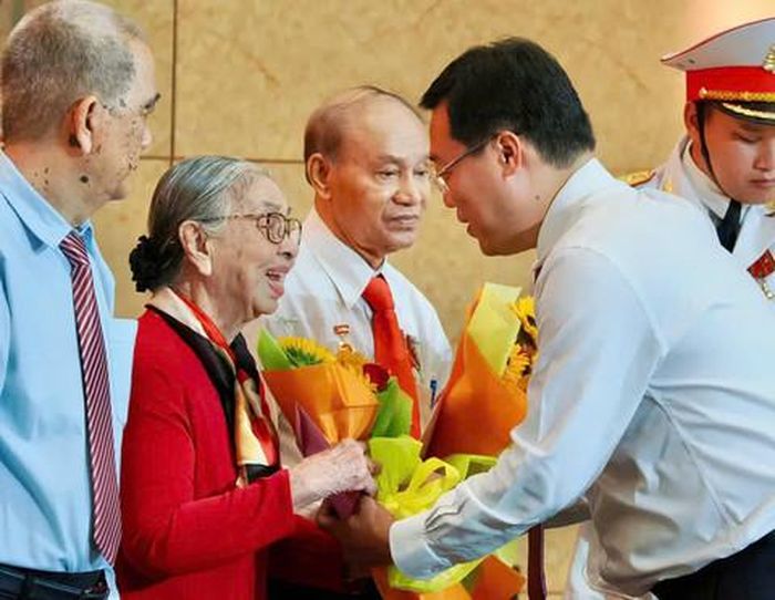 Phó Bí thư Thường trực Thành ủy TPHCM Lê Quốc Phong tặng hoa tri ân những người có công