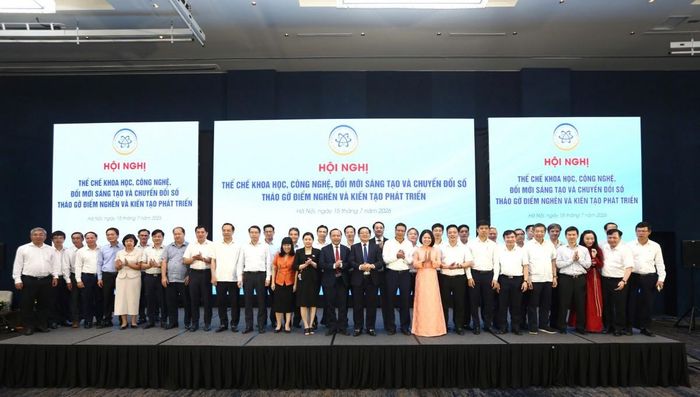 Phó Thủ tướng Hồ Quốc Dũng cùng các đại biểu. Ảnh: MST