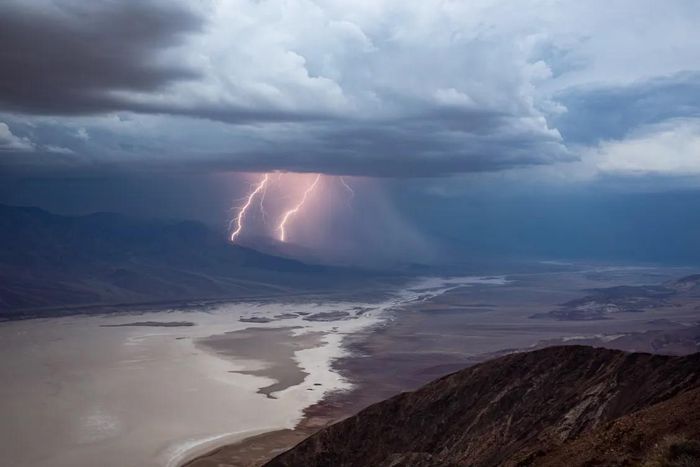 Sét đánh xuống Badwater Basin, Death Valley. Ảnh: Getty Images / mdesigner125