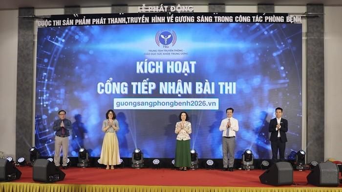 Các đại biểu kích hoạt cổng tiếp nhận bài thi tại buổi lễ. Ảnh: Trọng Tiến