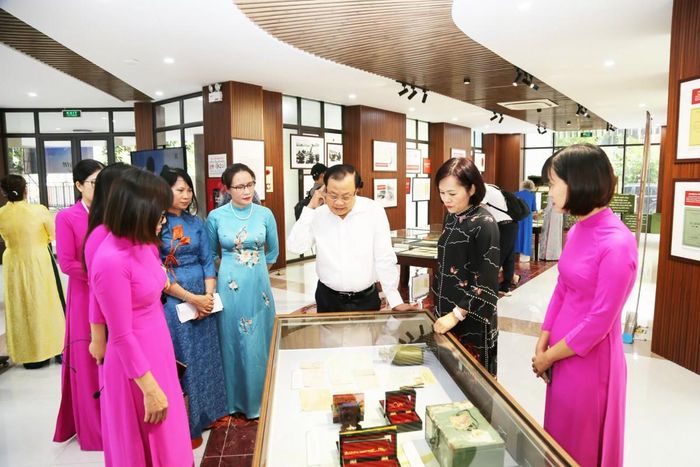 Ông Phạm Quang Nghị - nguyên Ủy viên Bộ Chính trị, nguyên Bí thư Thành ủy Hà Nội cùng các đại biểu tham quan trưng bày.