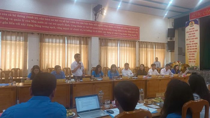 Đồng chí Lê Trọng Nguyên - Chủ tịch LĐLĐ Liên Chiểu nêu những đề xuất của thành phố. (Ảnh: Đỗ Phi)