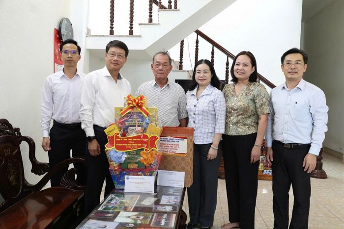 Phó Bí thư Thành ủy Ngô Xuân Thắng cùng đoàn trao quà tri ân thương binh 2/4 Hồ Sỹ Lượng nhân kỷ niệm 79 năm Ngày Thương binh - Liệt sĩ (27/7/1947 – 27/7/2026).