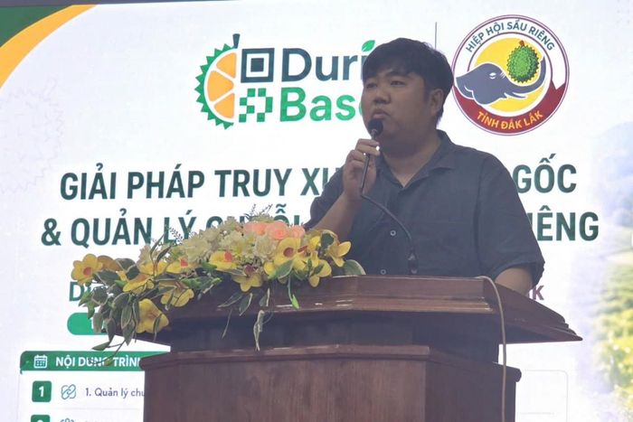 Kỹ thuật viên Hiệp hội Sầu riêng Đắk Lắk hướng dẫn kỹ thuật cho người dân và các đại biểu tham dự.