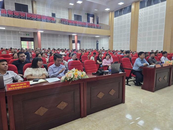 Toàn cảnh hội nghị với sự tham gia của đông đảo đại biểu, doanh nghiệp và người dân địa phương tham dự hội nghị.
