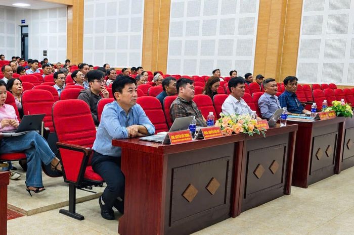 Lãnh đạo UBND xã, Hiệp hội Sầu riêng Đắk Lắk và Công ty Cổ phần Vật tư Nông nghiệp Việt Nông tham dự hội nghị.