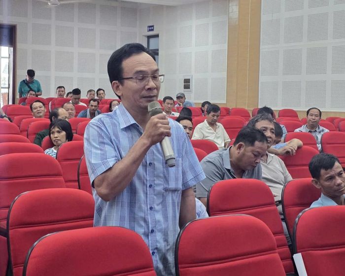 Các đại biểu chủ trì hội nghị trao đổi, giải đáp ý kiến và chất vấn của người dân liên quan đến việc triển khai hệ thống phần mềm truy xuất nguồn gốc sầu riêng tại xã Quảng Phú (ngày 17/7/2026).