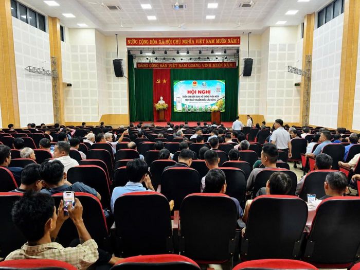 Các đại biểu tham dự buổi làm việc, thảo luận về triển khai hệ thống truy xuất nguồn gốc sầu riêng tại xã Quảng Phú.
