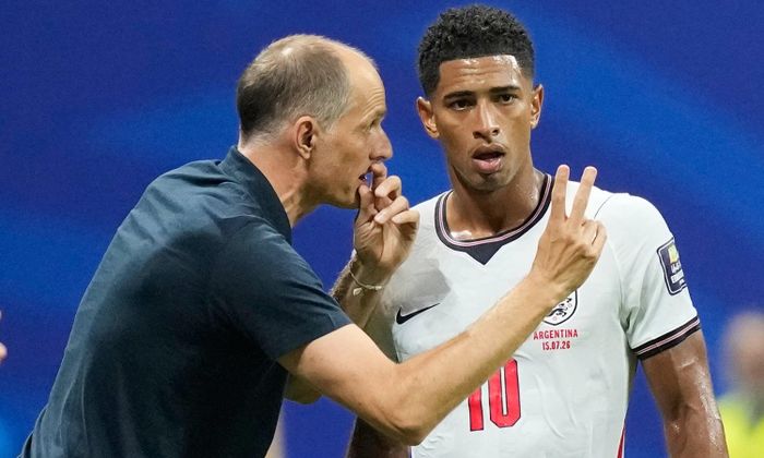 Huấn luyện viên Thomas Tuchel đưa ra chiến thuật khiến các cầu thủ Anh bối rối. (Ảnh: AP)