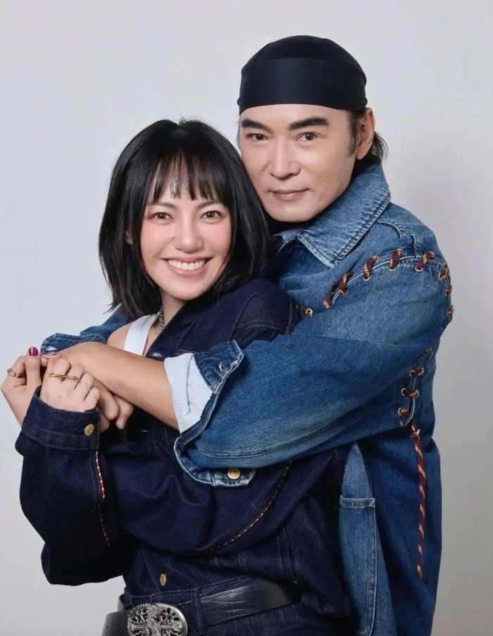 Tiêu Ân Tuấn và cô con gái theo nghệ thuật.