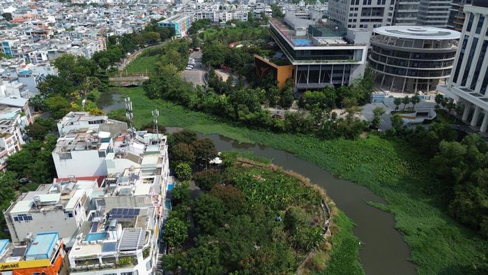Sau nhiều năm vướng cơ chế, rạch Xuyên Tâm đã hoàn tất giải phóng mặt bằng, dự kiến hoàn thành ngay năm 2027. (Ảnh: Q. Nguyễn)