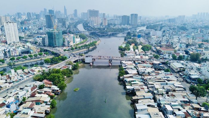 TP.HCM đang chủ động chuẩn bị quỹ nhà ở tái định cư tại định cư tại chỗ phục vụ các dự án di dời nhà ven kênh rạch, chỉnh trang đô thị. (Ảnh: Q. Nguyễn) 