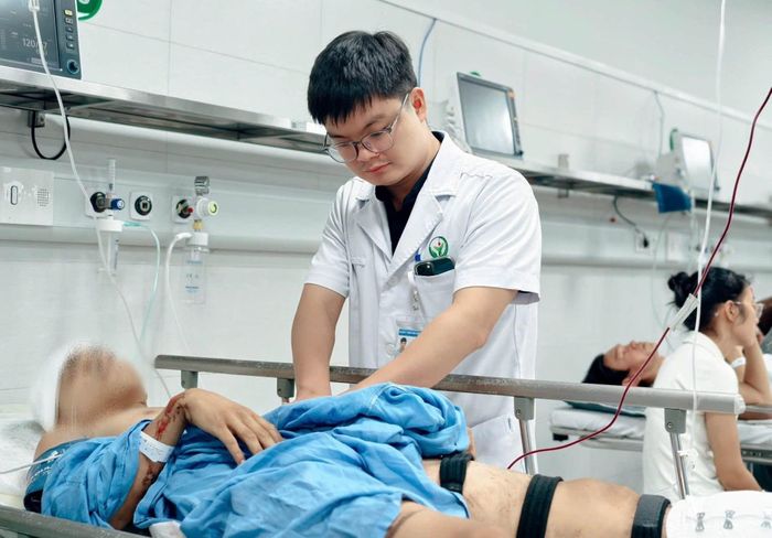 Bệnh nhân P.C.T. (18 tuổi, quê Bắc Ninh) nhập viện với hàng loạt chấn thương nghiêm trọng.