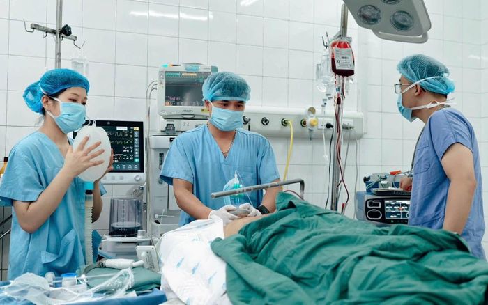 Bệnh nhân khác là D.D.M. (54 tuổi, quê Thái Nguyên) được đưa vào viện trong tình trạng gãy hở.
