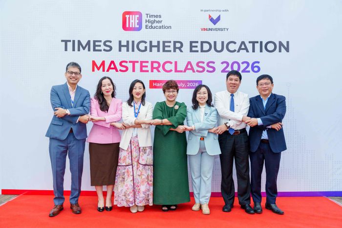 Đại diện lãnh đạo Bộ GD&amp;ĐT, Tổ chức xếp hạng Times Higher Education, Trường Đại học VinUni và các trường Đại học Việt Nam tại Hội thảo “Từ dữ liệu đến vị thế: Nghiên cứu, phát triển bền vững và sự hiện diện toàn cầu của đại học Việt Nam”.