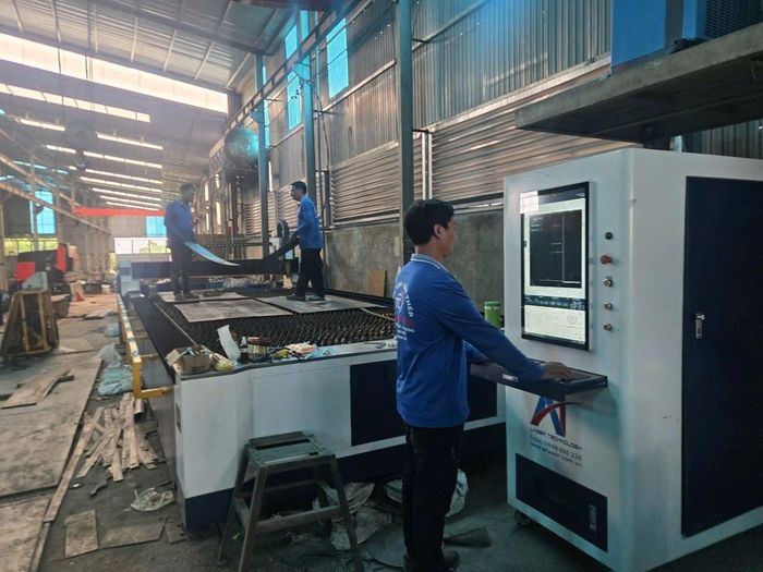 Anh Lê Anh Vũ đại diện DNTT cơ khí Thanh Cẩn điều khiển thiết bị chế biến thép sử dụng điện NLMTMN.
