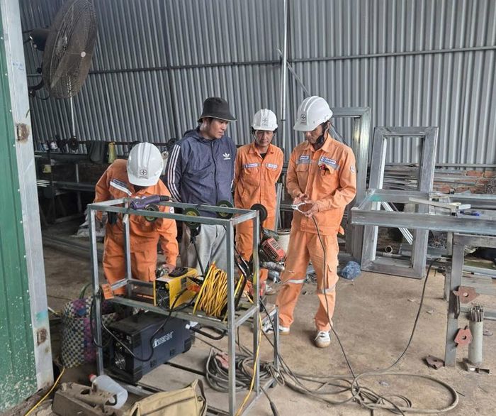  Nhân viên Điện lực Cư Jút hướng dẫn các hộ kinh doanh sử dụng điện hiệu quả.