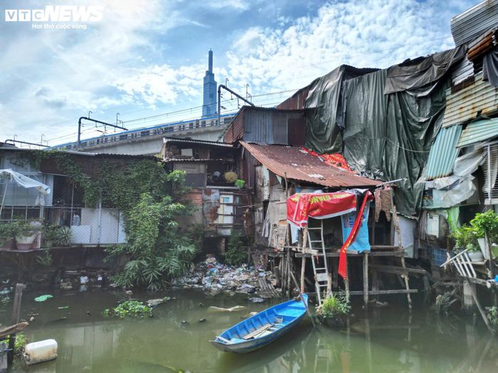 Tuy nhiên, sau nhiều năm bị lấn chiếm, bồi lắng và thiếu đầu tư, hai bên bờ rạch hình thành hàng trăm căn nhà tạm, nhà lụp xụp san sát trên mặt nước. Dòng kênh dần trở thành “kênh nước đen” với lượng lớn rác thải sinh hoạt, nước ô nhiễm và mùi hôi kéo dài, tạo nên hình ảnh tương phản với các cao ốc hiện đại bao quanh.