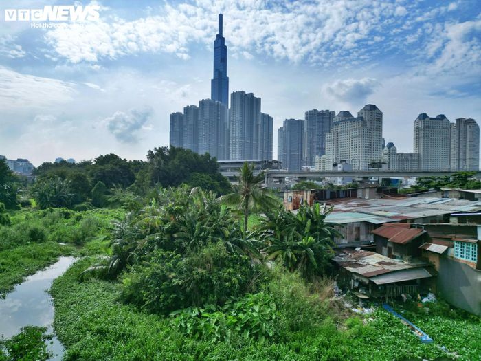 Không chỉ ảnh hưởng đến môi trường, tình trạng ô nhiễm và ngập úng tại khu vực còn tác động trực tiếp đến đời sống người dân. “Chỉ cần mưa lớn là nước ngập lênh láng, có lần nước đen tràn vào nhà, bốc mùi hôi thối cả tuần chưa hết. Rất mong dự án sớm thực hiện để người dân sống gần đây có môi trường thoáng mát, xanh, sạch, đẹp”, ông Huỳnh Văn Hoàng, người sinh sống gần 40 năm tại khu vực này nói.