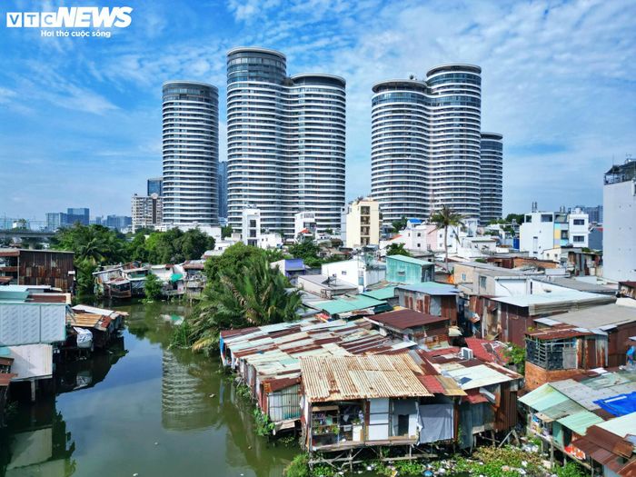Phường cũng thiết lập đầu mối tiếp nhận, xử lý kiến nghị; tăng cường đối thoại với người dân; công khai thông tin về bồi thường, hỗ trợ, tái định cư và giải quyết các vướng mắc liên quan đến giá bồi thường, pháp lý nhà đất, nhân khẩu, tranh chấp, việc làm và sinh kế.