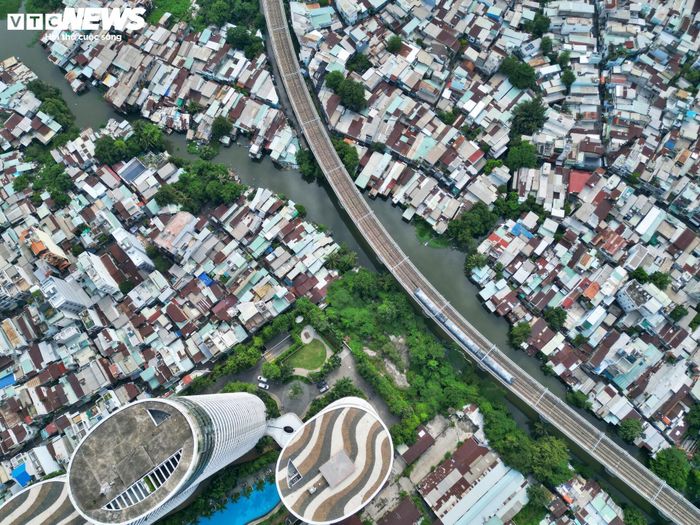 UBND phường Thạnh Mỹ Tây cũng sẽ kết nối doanh nghiệp, ngân hàng và các tổ chức để hỗ trợ người dân chuyển đổi sinh kế, tiếp cận nguồn vốn vay ưu đãi, đăng ký hộ kinh doanh và đào tạo nghề sau khi di dời.
