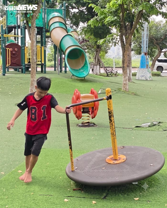 Nhiều thiết bị xuống cấp, han gỉ không thể chơi nổi.