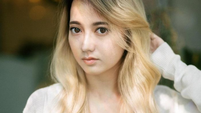 Đặc điểm rõ ràng nhất là Xuân Nghi có đôi mắt to đẹp đến nao lòng, dáng người cân đối với vòng eo nhỏ nhắn, xinh đẹp như một cô búp bê.