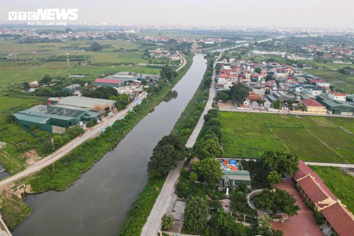 Sông Nhuệ dài 76 km, trong đó 61,5 km chảy qua địa bàn Hà Nội, bắt đầu từ cống Liên Mạc (phường Đông Ngạc) và kết thúc trên địa phận thành phố tại xã Ứng Hòa trước khi chảy sang Ninh Bình. Nhiều năm qua, dòng sông giữ vai trò cấp nước phục vụ sản xuất nông nghiệp và tiêu thoát nước cho khu vực nội đô.