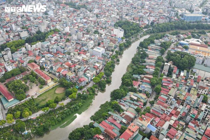 Trên tuyến đường Thanh Bình (phường Hà Đông), nhà cửa mọc san sát dọc hai bờ, nhiều vị trí lấn sát hành lang bảo vệ sông. Tại nhiều khu vực, nước thải từ khu dân cư và nhà xưởng theo các cống ven bờ chảy thẳng xuống sông.