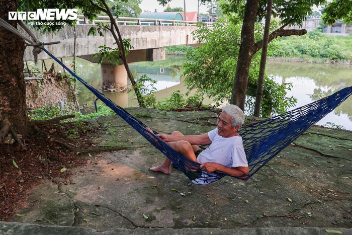 Sinh sống nhiều năm tại xã Thượng Phúc, ông Trần Văn Hòa cho biết gia đình vẫn tận dụng phần đất ven kè để trồng rau nhưng không sử dụng nước sông để tưới. “Nước sông có mùi nên chúng tôi phải dùng nước giếng khoan. Trước khi tưới đều bơm vào bể để lắng rồi mới sử dụng. Khu vực bờ kè cũng ít được chăm sóc nên cỏ mọc nhanh, phải phát dọn nhiều lần mỗi năm”, ông Hòa nói.