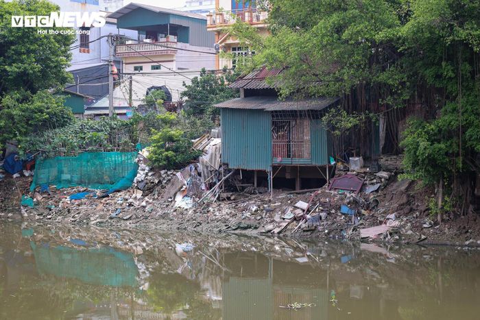Một số khu vực còn xuất hiện tình trạng lấn chiếm, bồi lấp khiến lòng sông ngày càng bị thu hẹp.