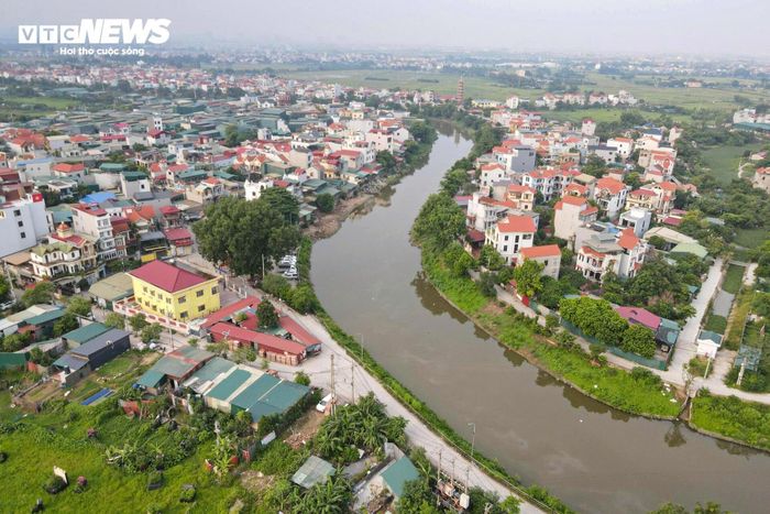 Theo chia sẻ của nhiều người dân sinh sống lâu năm bên sông Nhuệ, khoảng ba đến bốn thập kỷ trước, hai bên bờ sông vẫn khá thông thoáng với nhiều cây xanh và một số khu nhà tập thể. Khi đó nước sông còn trong, mang màu đỏ phù sa, có nhiều thủy sản và người dân vẫn mưu sinh bằng nghề chài lưới.