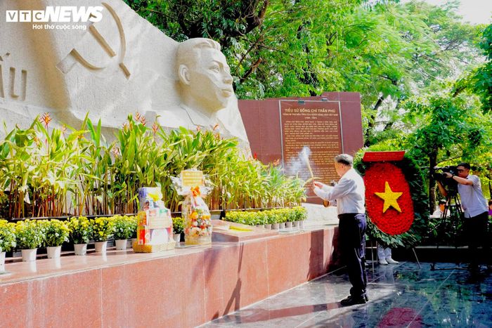 Tổng Bí thư, Chủ tịch nước dâng hương tại Tượng đài Cố Tổng Bí thư Trần Phú.