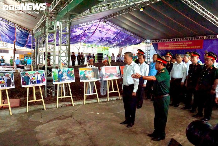 Sau lễ dâng hương, Đoàn công tác đến khu vực khai quật, nghe Bộ Tư lệnh TP.HCM báo cáo tiến độ tìm kiếm, quy tập và xác định danh tính hài cốt liệt sĩ tại Công viên Lê Thị Riêng.