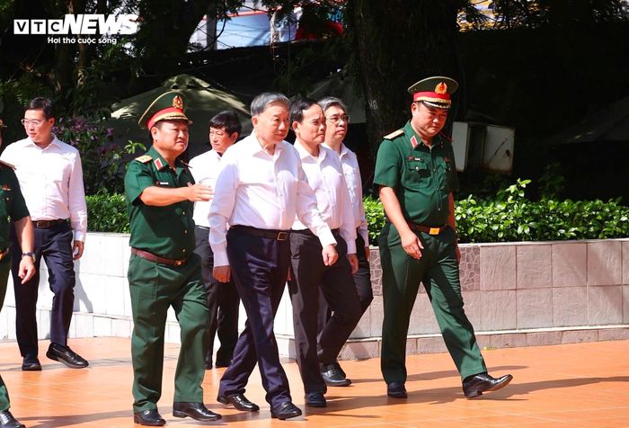 Chiều 17/7, Tổng Bí thư, Chủ tịch nước Tô Lâm cùng Đoàn công tác Trung ương đến Công viên Lê Thị Riêng (phường Hòa Hưng, TP.HCM), bắt đầu chương trình dâng hương tưởng niệm các Anh hùng liệt sĩ và thăm lực lượng đang làm nhiệm vụ tìm kiếm, quy tập hài cốt liệt sĩ.