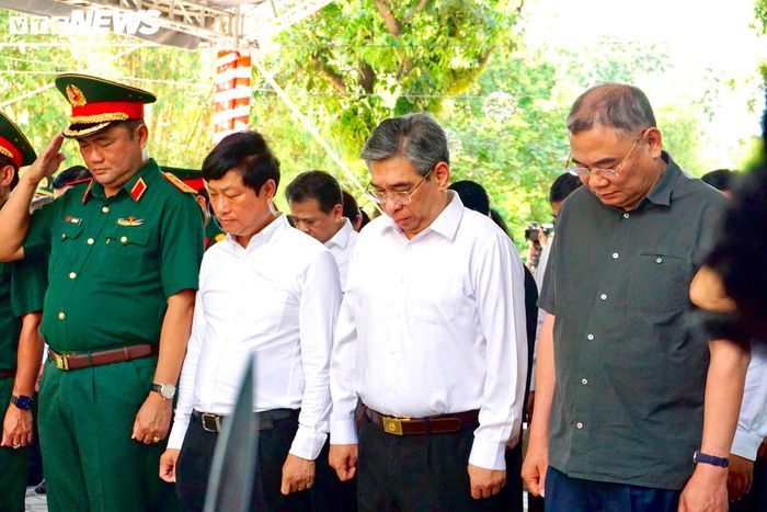 Các đại biểu dành phút mặc niệm tưởng nhớ các anh hùng liệt sĩ đã hy sinh vì độc lập, tự do dân tộc.