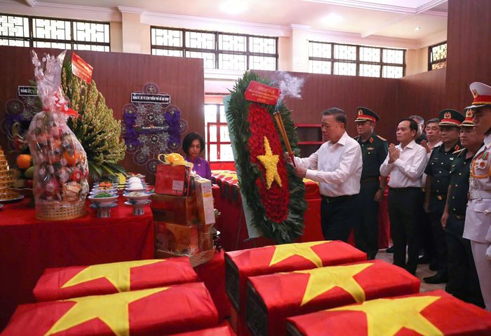 Sau khi dâng hương tại Tượng đài Cố Tổng Bí thư Trần Phú, đoàn công tác tới dâng hương, bày tỏ lòng thành kính với các Anh hùng liệt sĩ tại Nhà quàn hài cốt liệt sĩ. Ngay sau đó, Tổng Bí thư, Chủ tịch nước Tô Lâm dâng hương tại Nhà bia tưởng niệm các Anh hùng liệt sĩ hy sinh trong cuộc Tổng tiến công và nổi dậy Xuân Mậu Thân 1968, nơi thờ Anh hùng liệt sĩ Lê Thị Riêng và liệt sĩ Trần Văn Kiểu. (Ảnh: BTC).