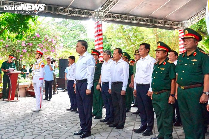 Tại đây, Tổng Bí thư, Chủ tịch nước dâng hương tại Tượng đài Cố Tổng Bí thư Trần Phú - Tổng Bí thư đầu tiên của Đảng, người học trò xuất sắc của Chủ tịch Hồ Chí Minh.