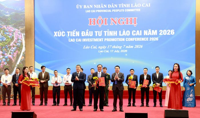 Chủ tịch UBND Tỉnh Lào Cai Nguyễn Tuấn Anh trao chứng nhận đầu tư cho đại diện doanh nghiệp. (Ảnh: Báo và Phát thanh truyền hình Lào Cai)