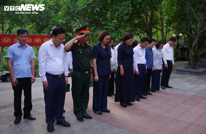Đoàn công tác của Quốc hội dành phút mặc niệm tại khu di tích Hang tám Thanh niên xung phong. (Ảnh: Tiến Thịnh)