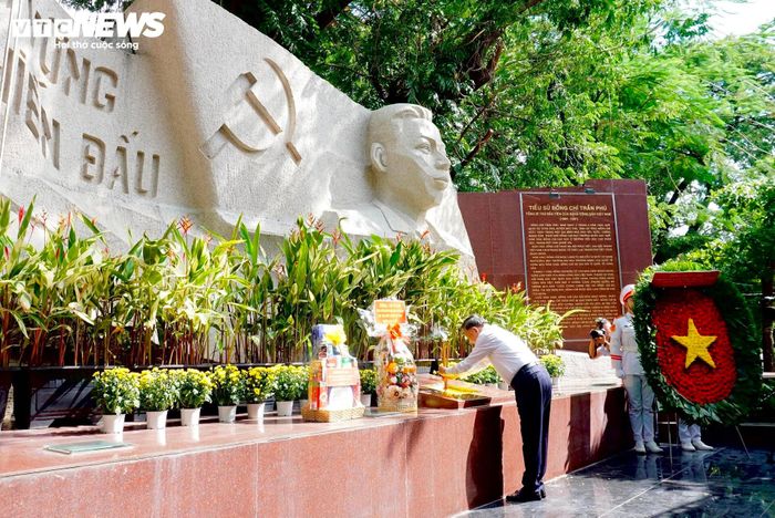 Tổng Bí thư, Chủ tịch nước dâng hương tại Tượng đài Cố Tổng Bí thư Trần Phú.