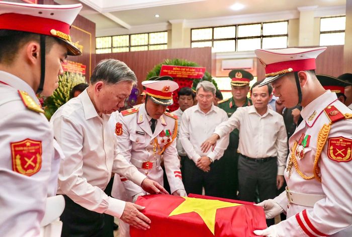 Tổng Bí thư, Chủ tịch nước Tô Lâm và đoàn công tác tới dâng hương, bày tỏ lòng thành kính với các Anh hùng liệt sĩ tại Nhà quàn hài cốt liệt sĩ. 