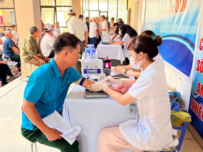 Người dân được chăm sóc sức khỏe miễn phí trên địa bàn xã Phúc Thịnh. Ảnh: Thanh Hà