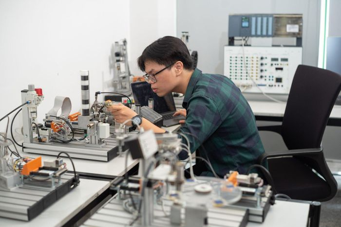 Năng lực hấp thụ công nghệ là “chiếc hộp đen” cần được khai mở thông qua sự tương tác thực chất giữa Nhà nước, nhà trường và doanh nghiệp. Ảnh: RMIT